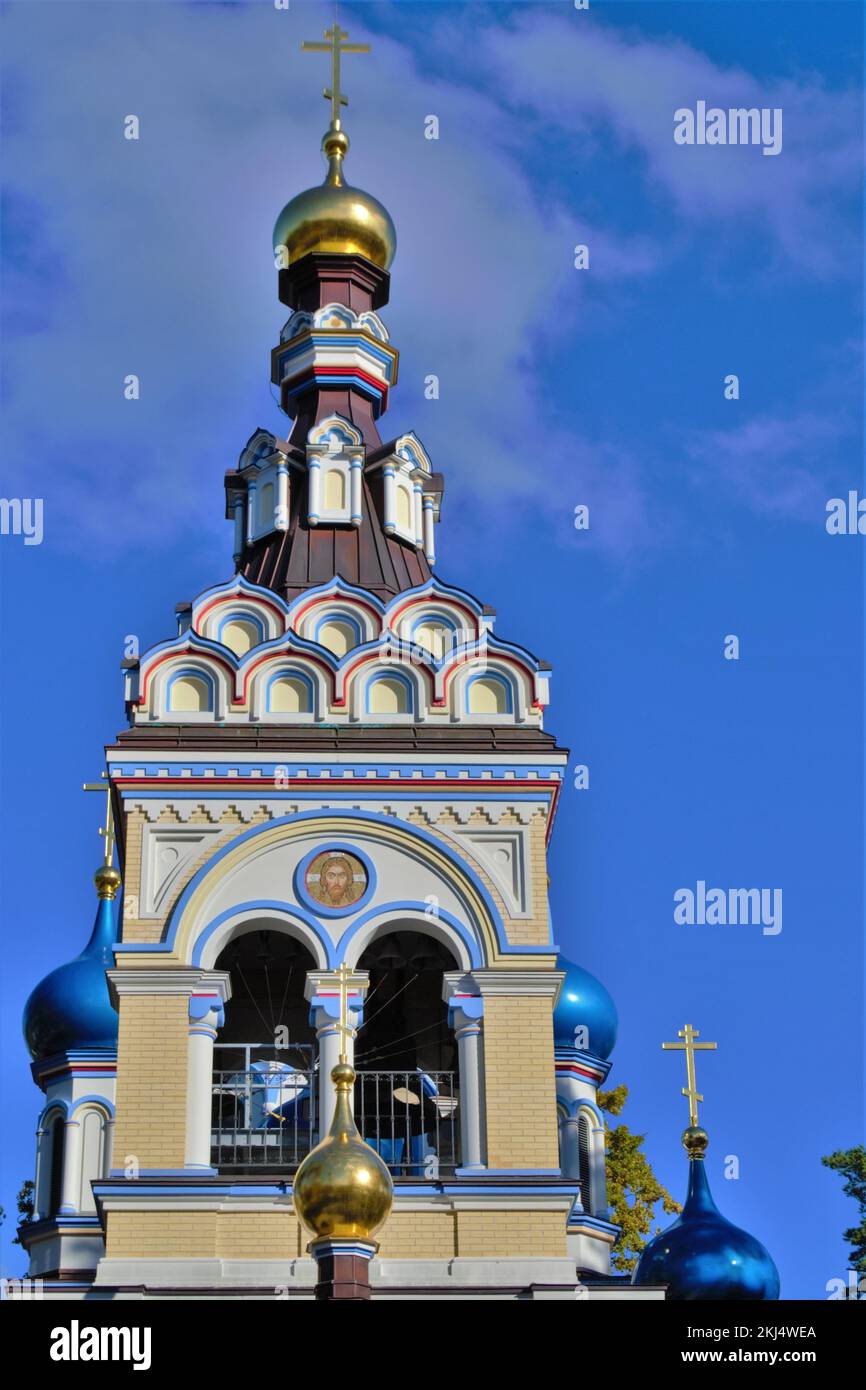 Die Kirche unserer Lieben Frau von Kasan in Jurmala im lettischen, bunten, glockenrussischen Stil Stockfoto