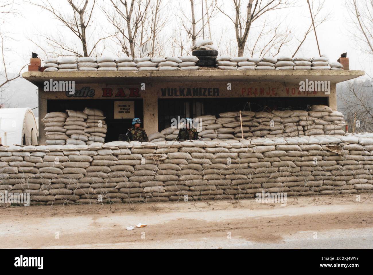 Nepalesische Soldaten der Vereinten Nationen bewachen 1995 einen UN-Kontrollpunkt in Bosnien Stockfoto