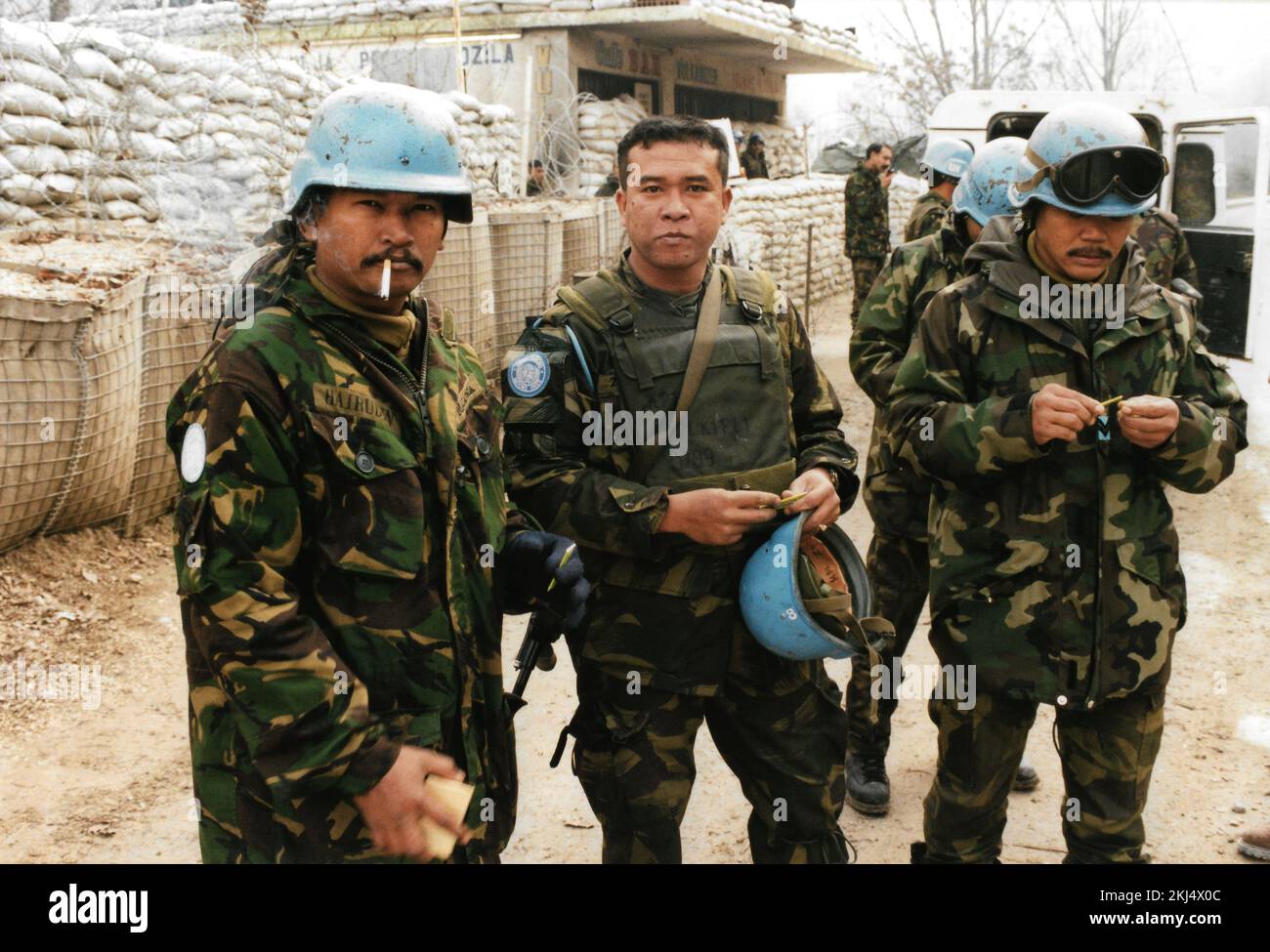 Nepalesische Soldaten der Vereinten Nationen bewachen 1995 einen UN-Kontrollpunkt in Bosnien Stockfoto