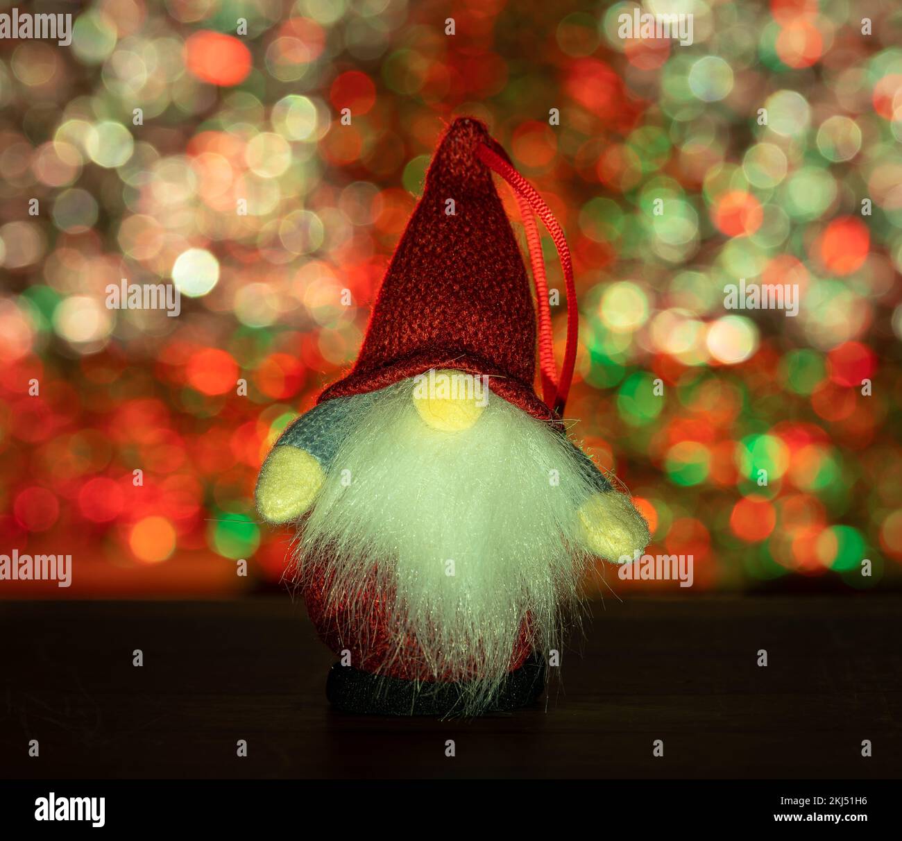 Skandinavische weihnachtszwergendekoration vor einer rot-grünen El-Bokeh-Wand. Stockfoto