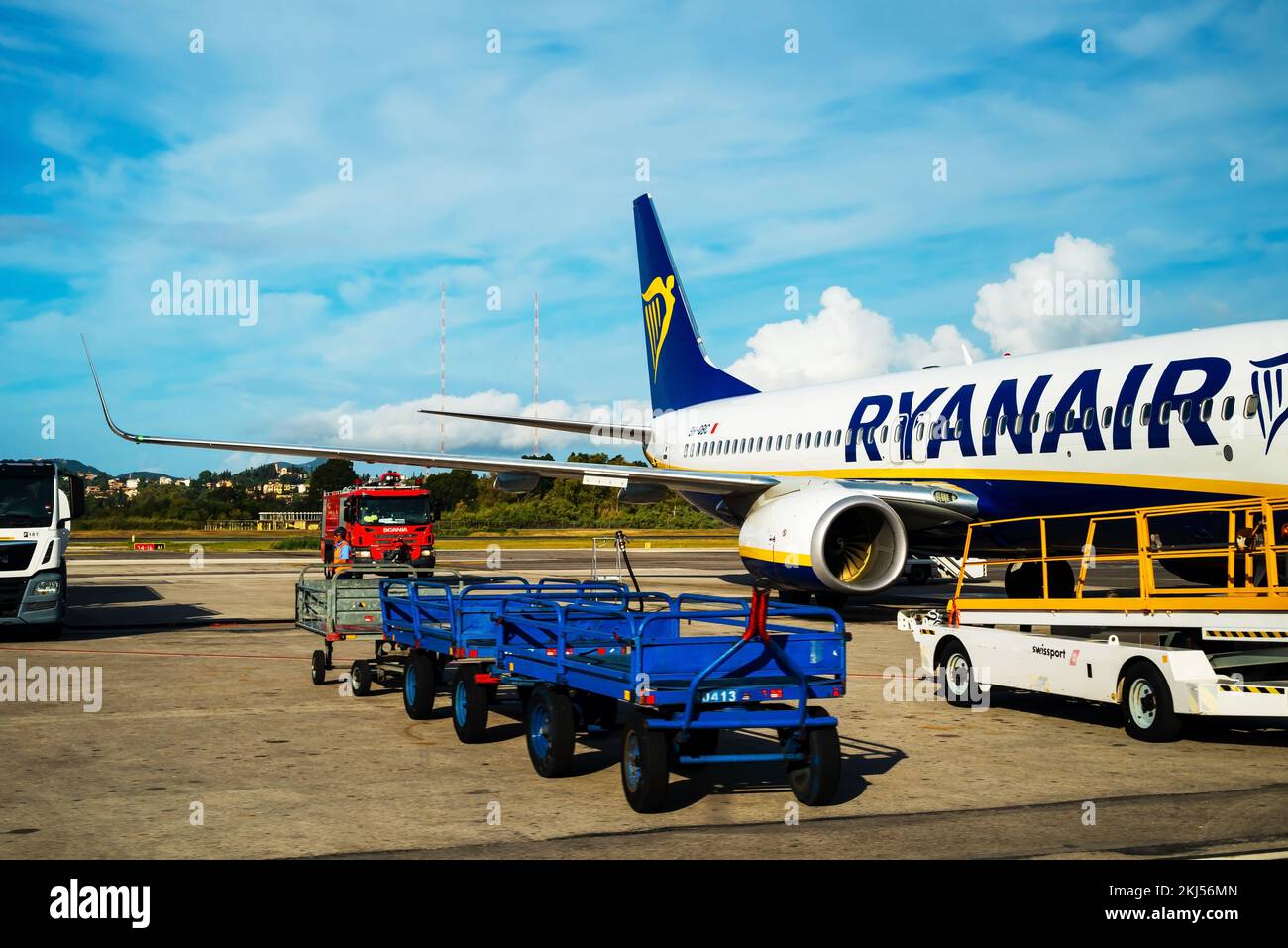 Kerkyra, Griechenland - 09 29 2022: Blick auf den Flughafen Korfu im Blauen Flugzeug von Ryanair. Parkplatz Für Flugzeuge, Flugzeug Wird Vor Dem Start Überprüft, Gegen Stockfoto