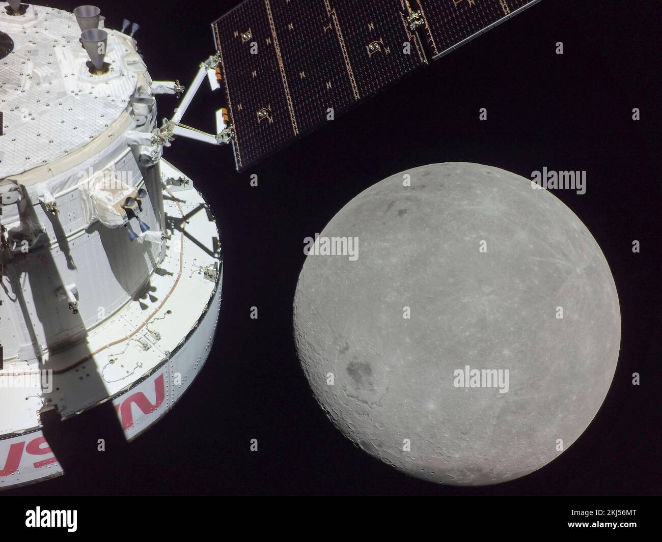 Erdumlaufbahn, Erdumlaufbahn. 21. November 2022. Selfie der Orion Crew Kapsel während des nächsten Anflugs zum Mond unten rechts, wie sie für einen Mondflug positioniert ist, am Flugtag sechs der NASA Artemis I Mission, 21. November 2022, in der Erdumlaufbahn. Das Bild wurde von einer Kamera an der Spitze einer der Solarararrays aufgenommen, als sie sich dem Mond näherte. Kredit: NASA/NASA/Alamy Live News Stockfoto