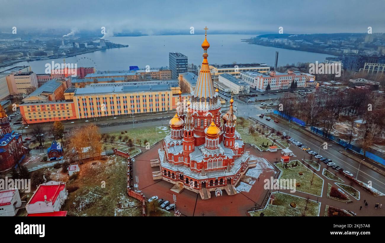 St. Michael, der Erzengel-Dom. Luftaufnahme. Wunderschöne Kathedrale mit goldenen Kuppeln. Das wichtigste architektonische Wahrzeichen von Ischewsk, Russland. Beliebtes Touristenziel. Ischewsk-Teich im Hintergrund Stockfoto