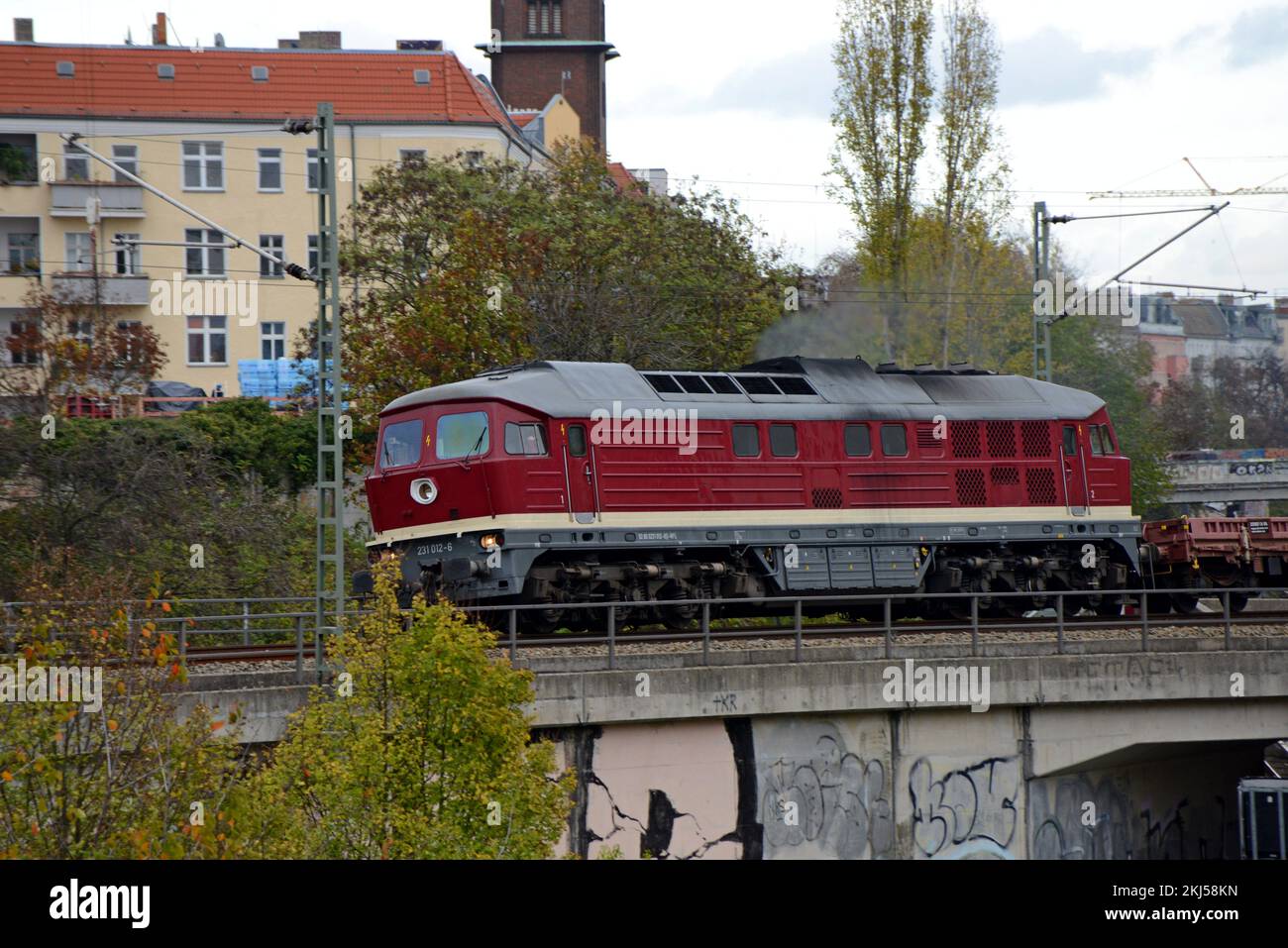 Eine ehemalige DDR-Diesellokomotive der Klasse 231, die einen Güterzug durch das Zentrum Berlins transportiert Stockfoto