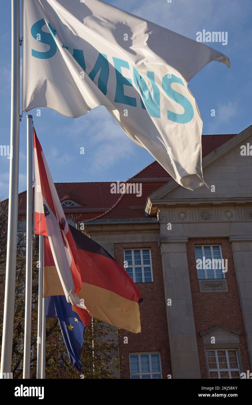 Siemens-, deutsche und EU-Flaggen, die außerhalb der Siemens-Zentrale in Berlin fliegen Stockfoto