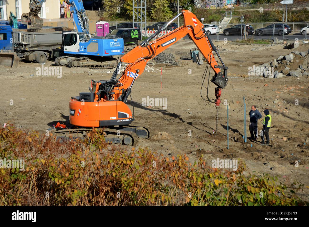 Ein 360°-Hydraulikbagger mit einem Bohraufsatz zum Bohren in Berlin Stockfoto