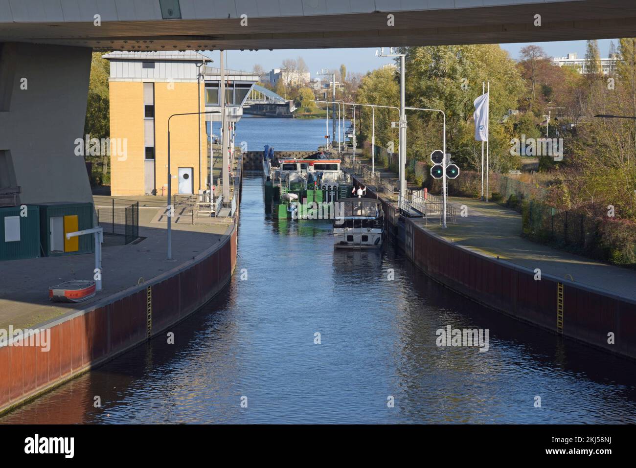 Ein großer Güterkahn, der Fracht in einer Schleuse an der Spree transportiert, Berlin, Deutschland Stockfoto