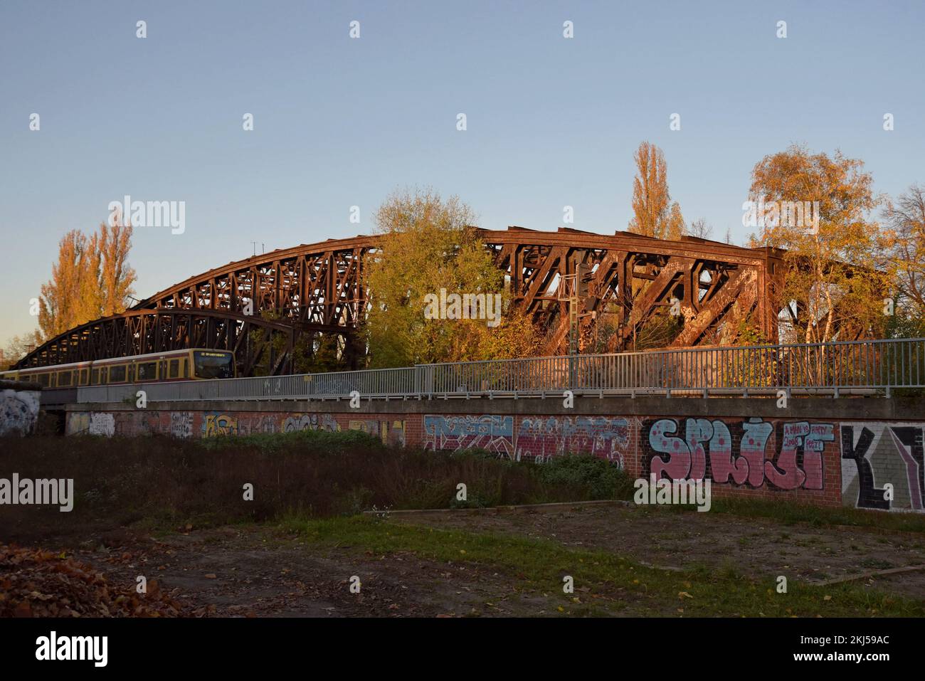 Die Liesenbrücken-Brücke, eine stillgelegte Brücke, die früher Teil des S-Bahn-Netzes war, das an der Berliner Mauer in Berlin lag Stockfoto