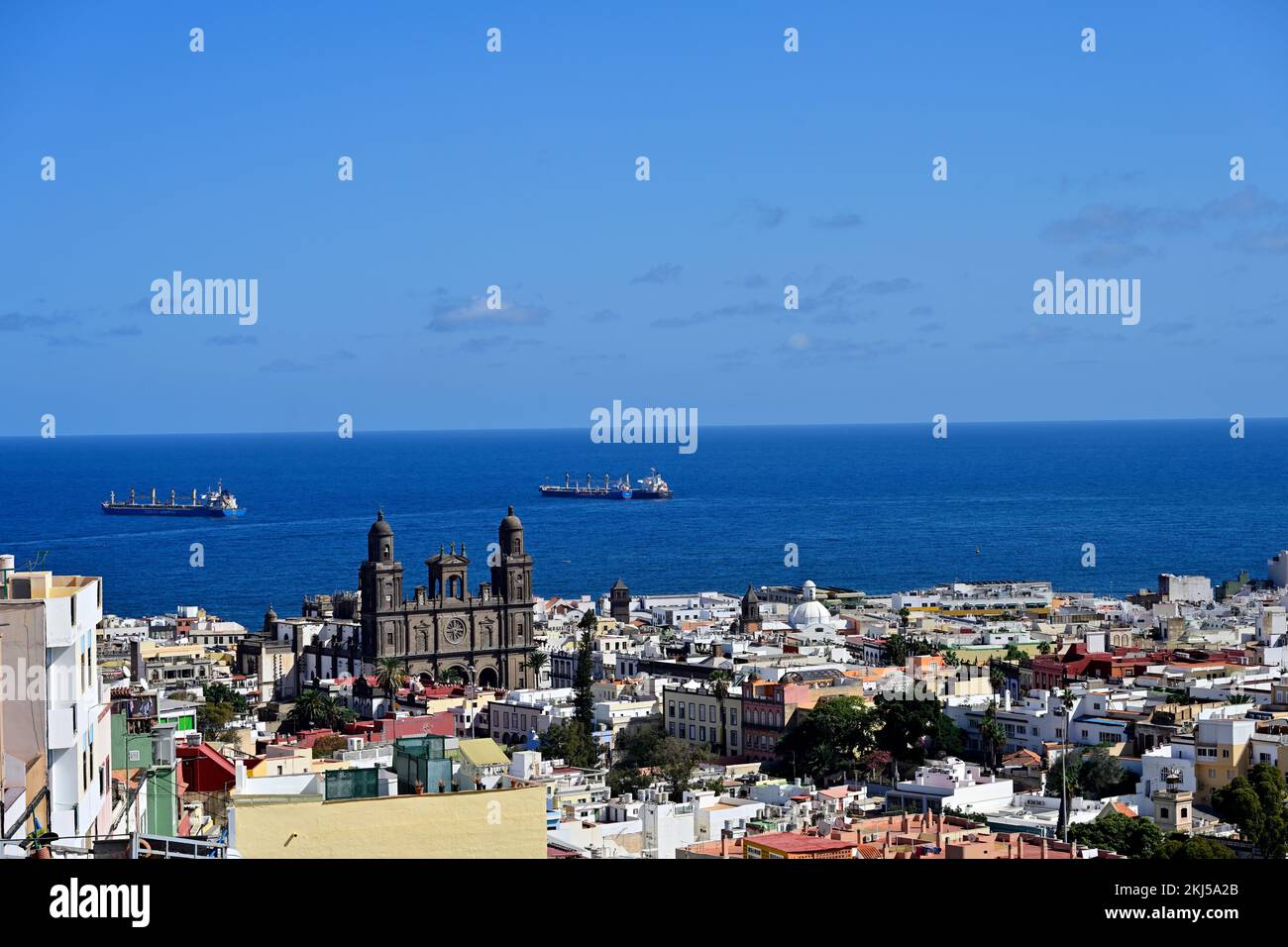 Blick über die Altstadt, farbenfrohe Häuser in Las Palmas und auf Schiffe vor der Küste, Gran Canaria Stockfoto