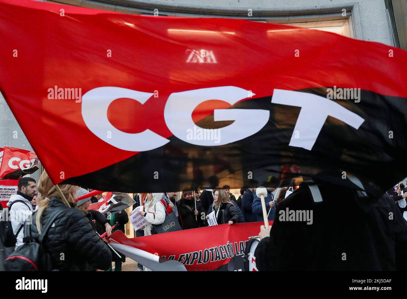 Die Menschen halten Flaggen der spanischen CGT-gewerkschaft, während sie  vor einem Zara-Bekleidungsgeschäft, einer Marke von Inditex, gegen eine  Gehaltserhöhung bei Inflationsanstiegen in Madrid, Spanien, am 24. November  2022 protestieren. REUTERS ...