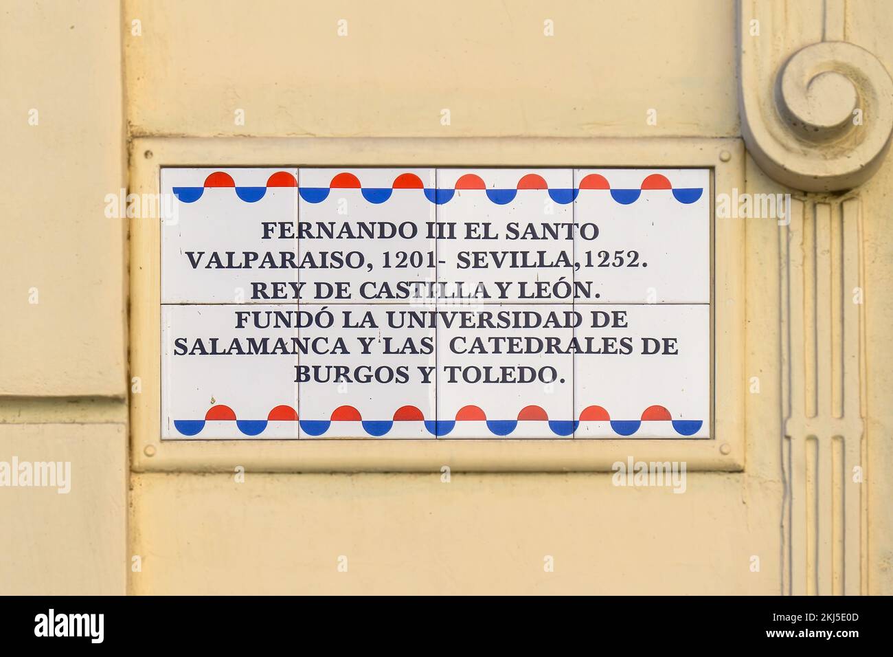 Alicante, Spanien - 12. September 2022: Nahaufnahme der antiken Gedenkplakette für Fernando III Die Informationen auf der Holztafel sind auf Spanisch Stockfoto