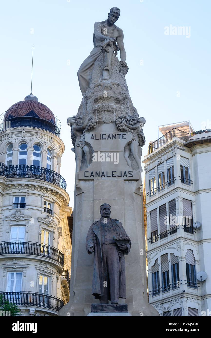 Alicante, Spanien - 12. September 2022: Denkmal des indigenen spanischen Politikers Jose Canalejas. Die Statue befindet sich am Haupteingang des Canalejas Parks, Stockfoto