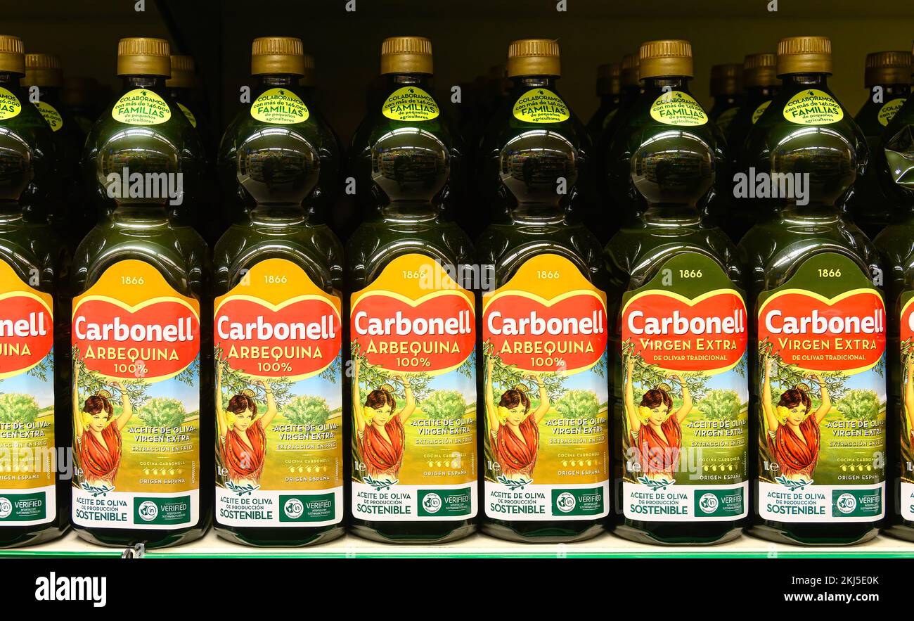 Alicante, Spanien - 12. September 2022: Flaschen Carbonell-Olivenöl stehen im Regal eines Lebensmittelgeschäfts. Die Flaschen haben Etiketten mit der Aufschrift Carbo Stockfoto