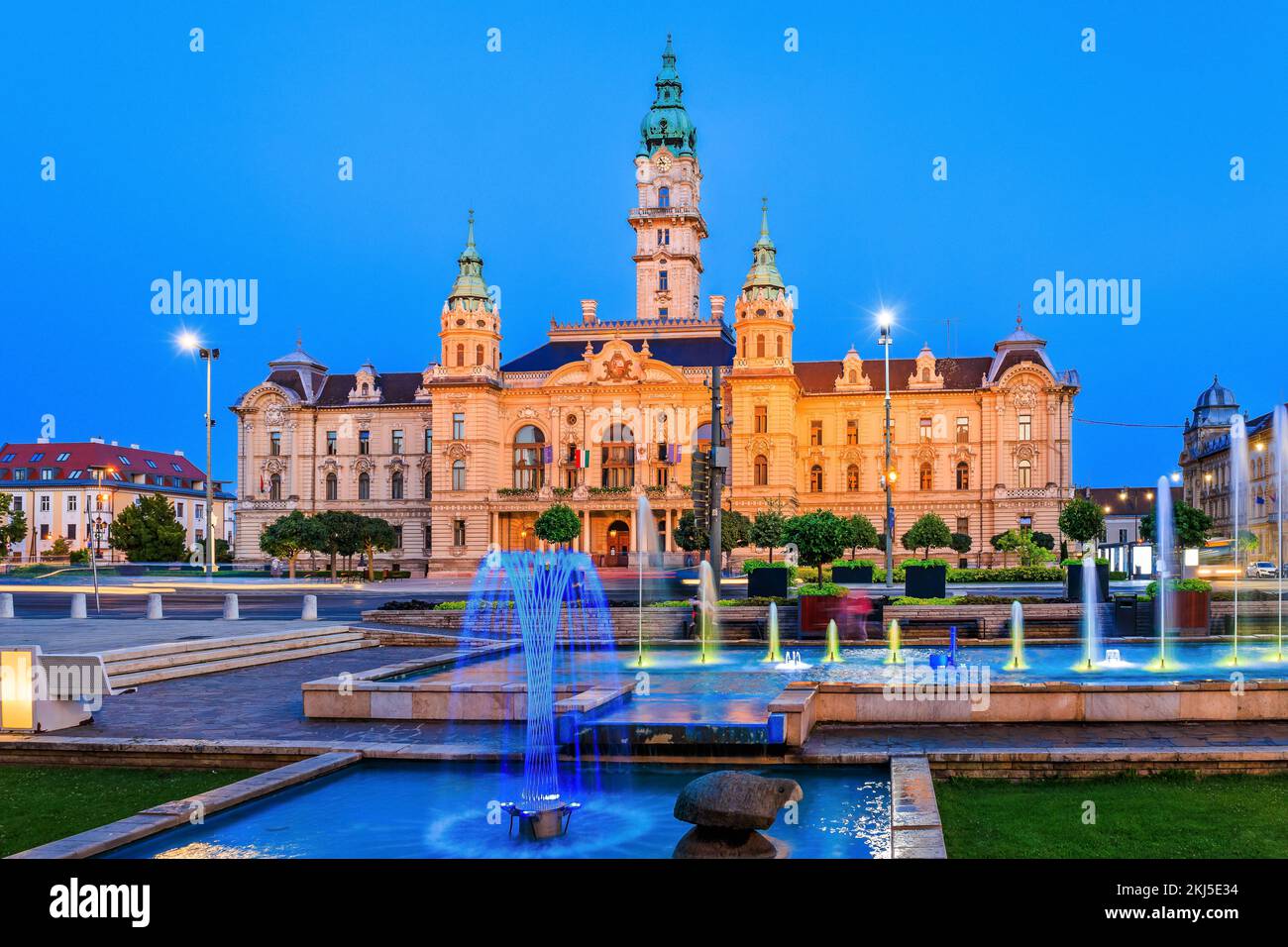 Gyor, Ungarn. Blick auf das Rathaus und den Springbrunnen bei Nacht. Stockfoto