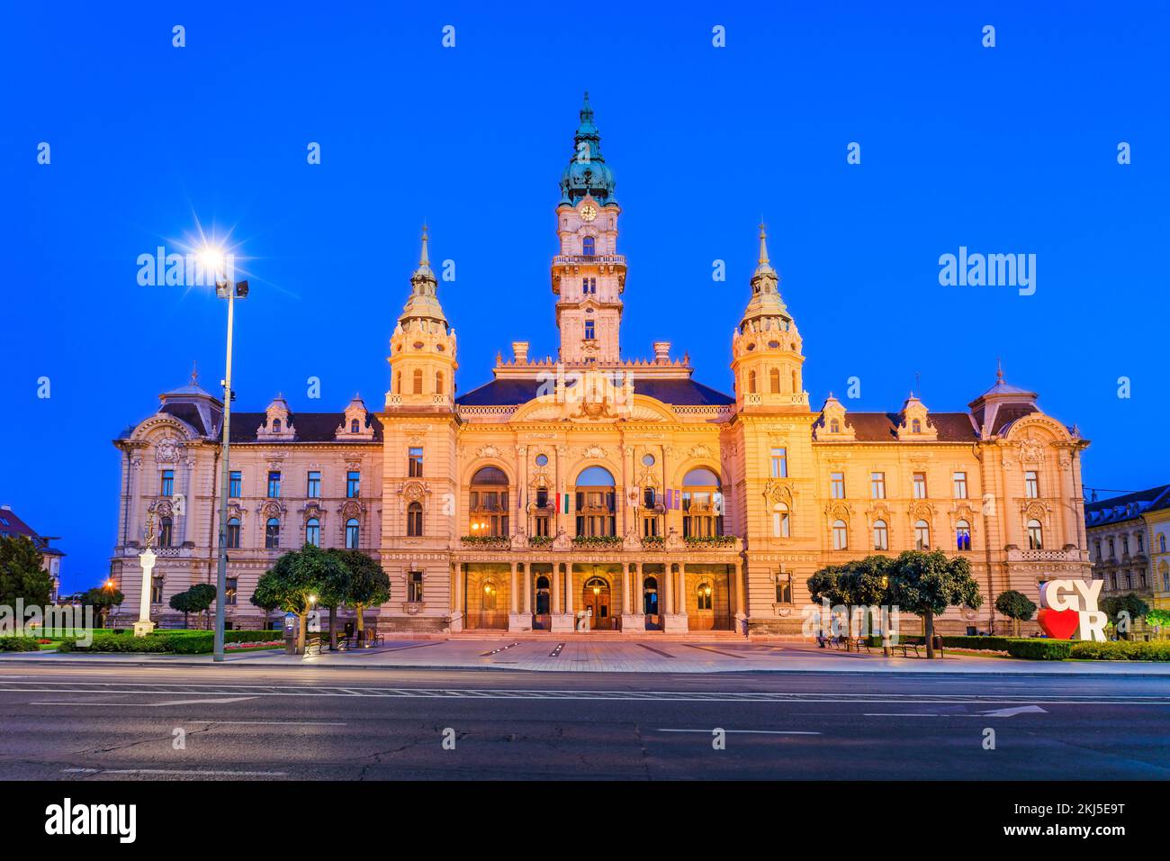 Gyor, Ungarn - 31. Juli 2022: Blick auf das Rathaus bei Nacht. Stockfoto