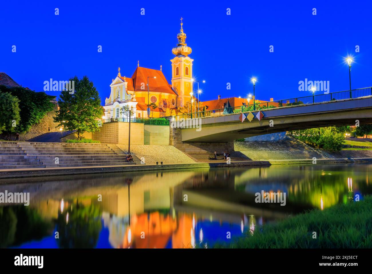Gyor, Ungarn. Karmelitenkirche über dem Raba-Fluss. Stockfoto
