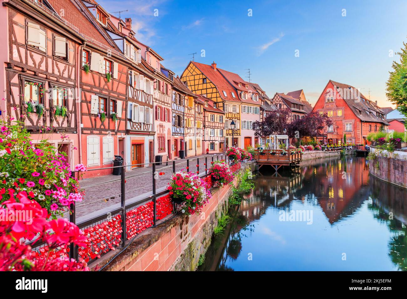 Colmar, Elsass. Frankreich. Petite Venice, Wasserkanal und traditionelle Fachwerkhäuser. Stockfoto