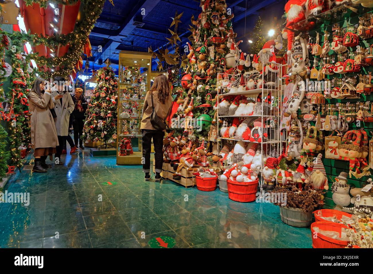 QUEBEC, KANADA, 8. Oktober 2022 : Inside La Boutique de Noël. Der Weihnachtsladen überträgt die Weihnachtstradition mit Dekorationen, krippenmode Stockfoto