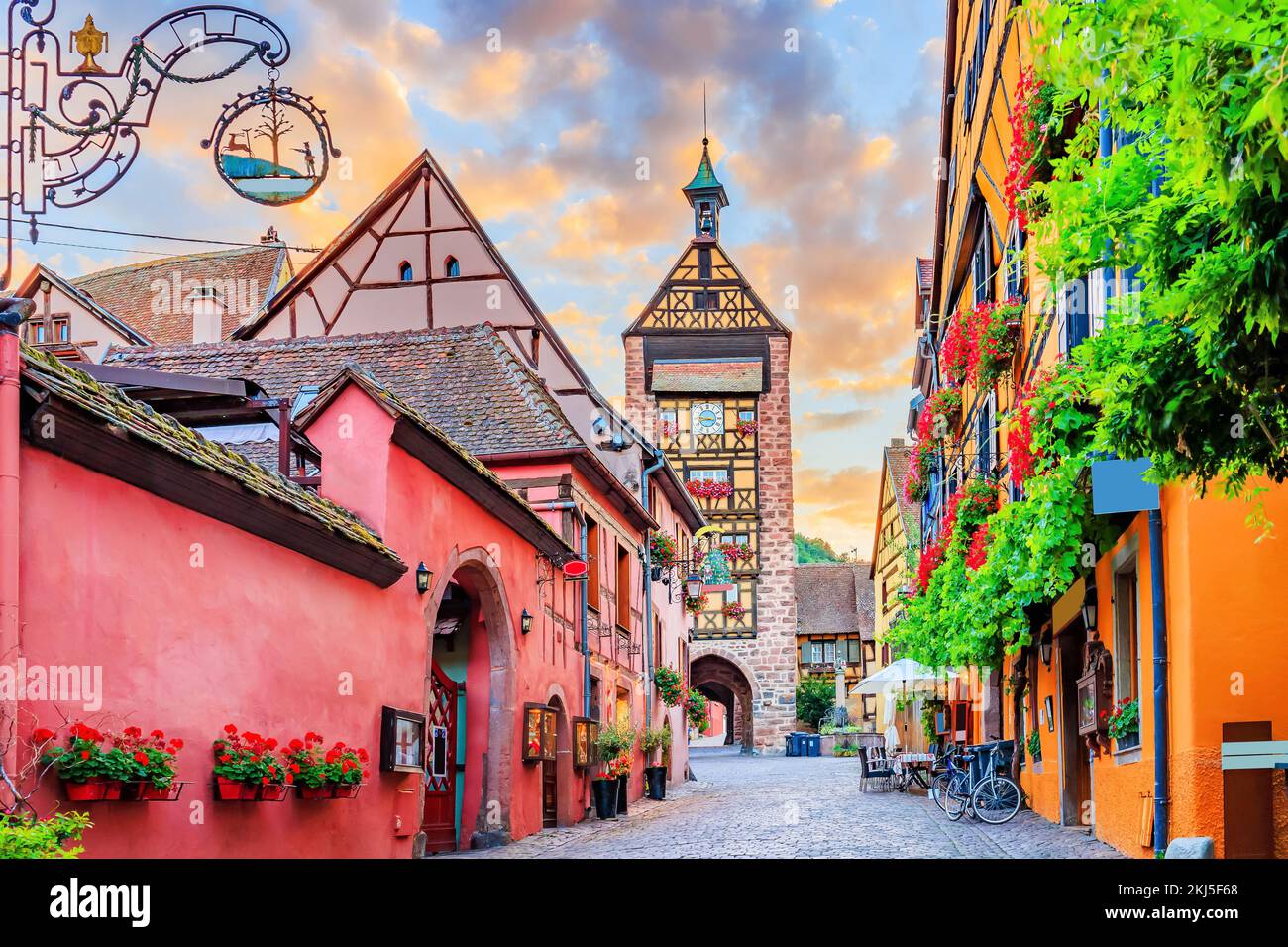 Riquewihr, Elsass. Frankreich. Malerische Straße mit traditionellen Fachwerkhäusern. Stockfoto