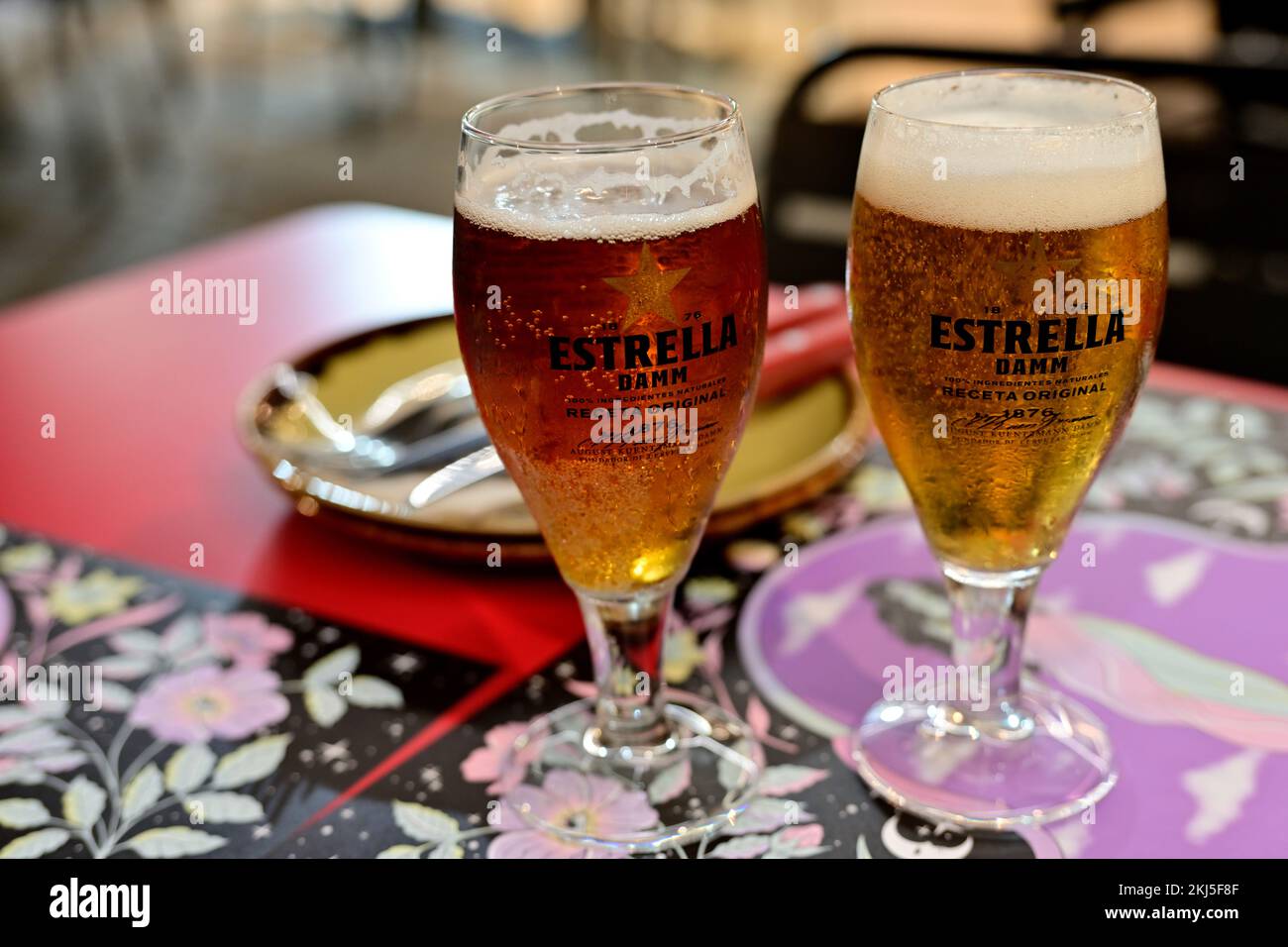 Zwei Gläser Estrella Damm Bier Stockfoto