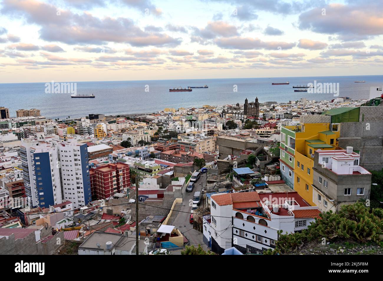Blick über die Altstadt, farbenfrohe Häuser in Las Palmas und auf Schiffe vor der Küste, Gran Canaria Stockfoto