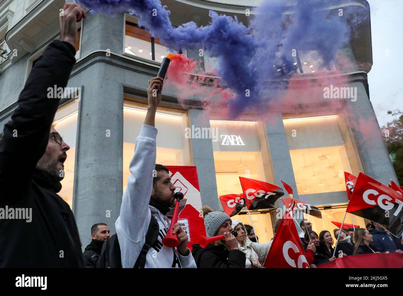 Die Menschen halten Flaggen der spanischen CGT-gewerkschaft, während sie  vor einem Zara-Bekleidungsgeschäft, einer Marke von Inditex, gegen eine  Gehaltserhöhung bei Inflationsanstiegen in Madrid, Spanien, am 24. November  2022 protestieren. REUTERS ...