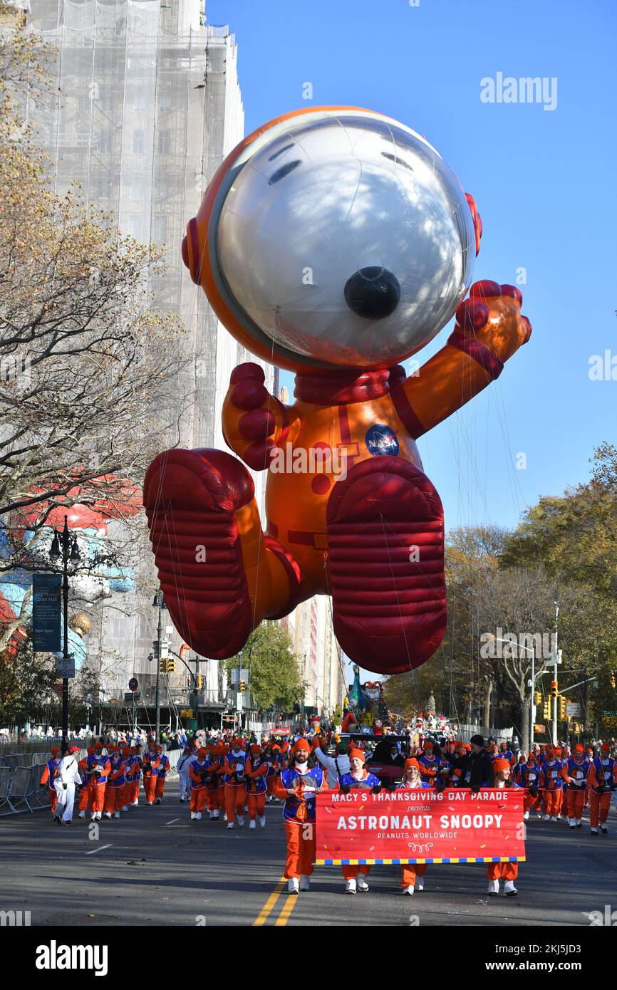 Astronaut Snoopy Ballon bei der 96.. Jährlichen Macy's Thanksgiving Day Parade am 24. November 2022 in New York City. Stockfoto