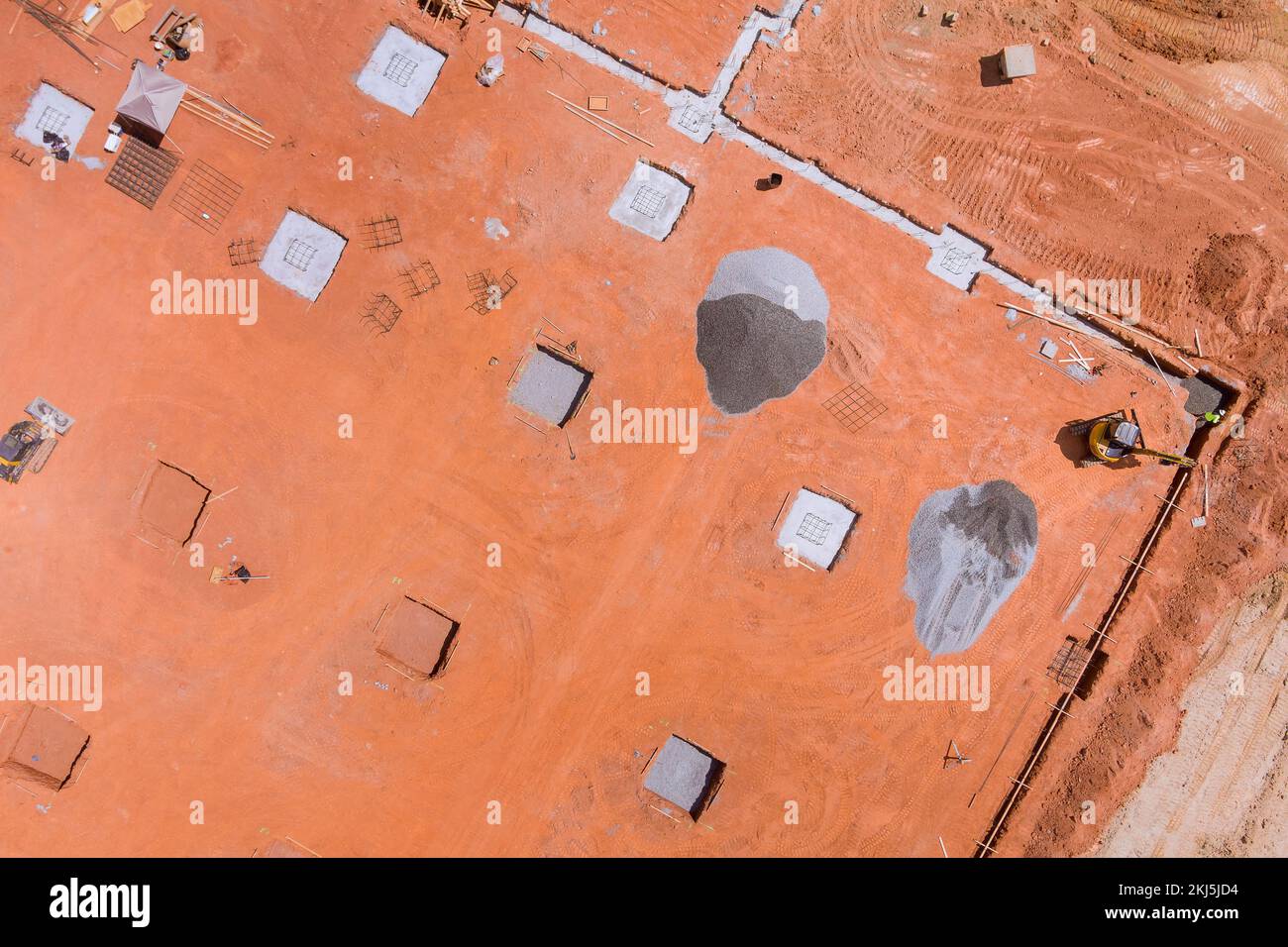 Auf der Baustelle werden Gräben gegraben, um Beton in Fundamente zu gießen Bauwerk Stockfoto
