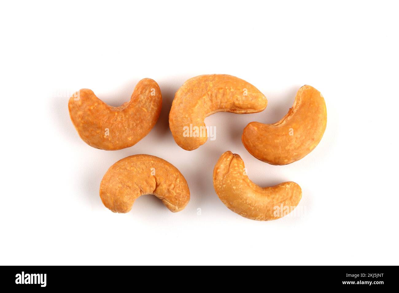 Set gerösteter Cashew-Nüsse, isoliert auf weißem Hintergrund. Stockfoto