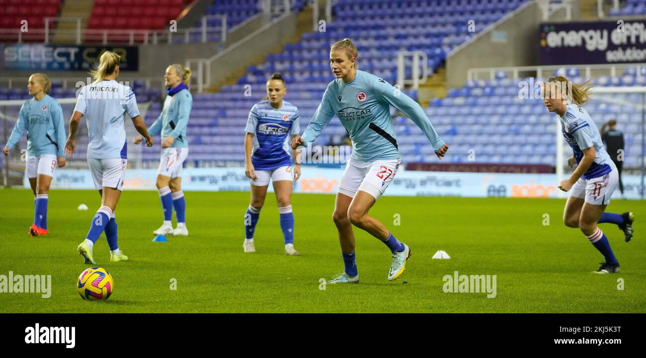 Reading, UK. 24.. November 2022. Reading, England, November 24. 2022: Lesespieler wärmen sich vor dem Barclays Womens Super League-Fußballspiel zwischen Reading und Liverpool im Select Car Leasing Stadium in Reading, England, auf. (James Whitehead/SPP) Kredit: SPP Sport Press Photo. Alamy Live News Stockfoto