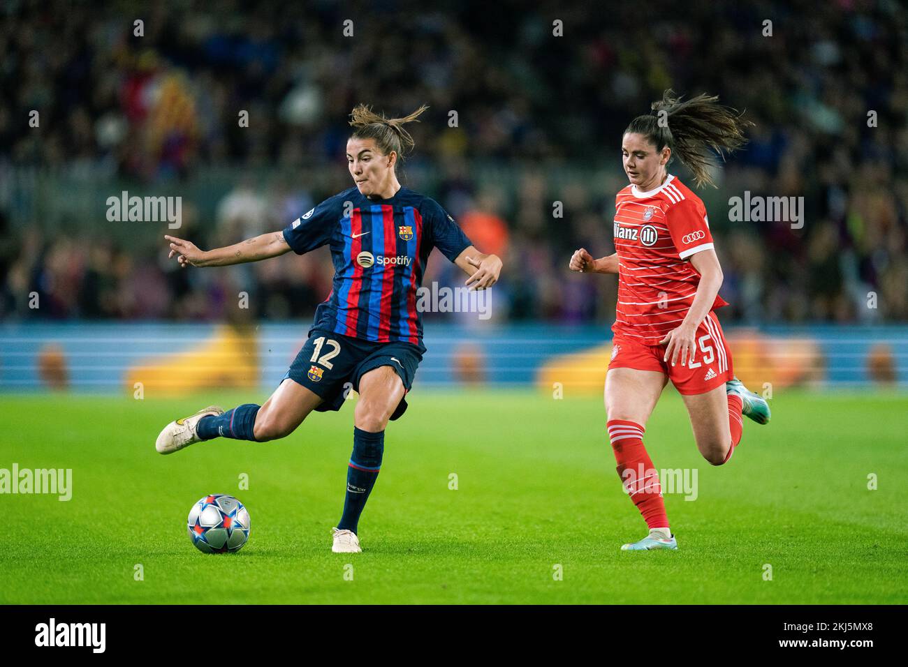 Barcelona, Spanien, 24. November 2022. Fußball-Frauen Champions League-Gruppe D: FC Barcelona gegen Bayern München. (12) Patri geht mit (25) Sarah Zadrazil. Kredit: Joan Gosa/Alamy Live News Stockfoto