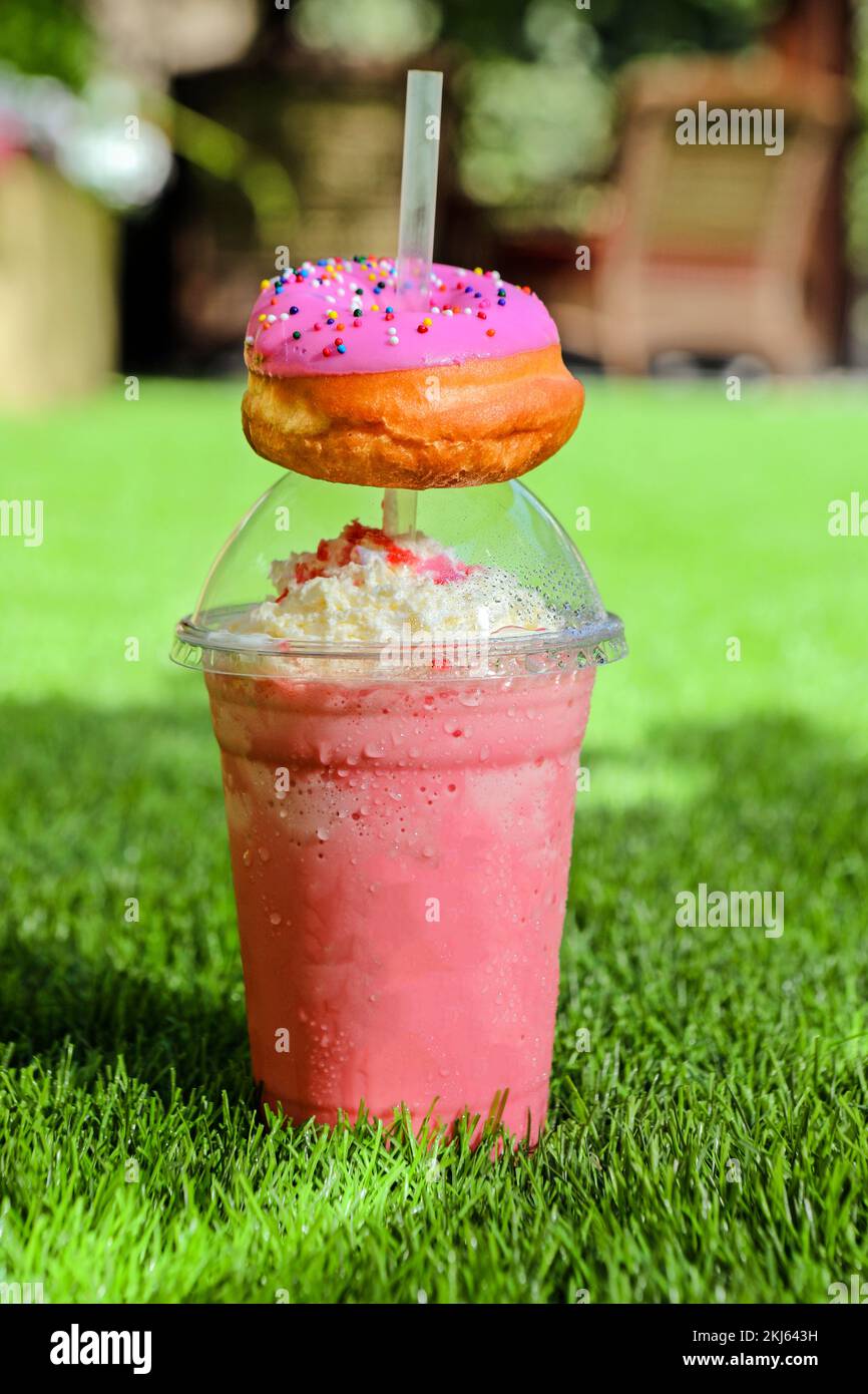 Bilder von Säften und Smoothies mit Donuts Stockfoto