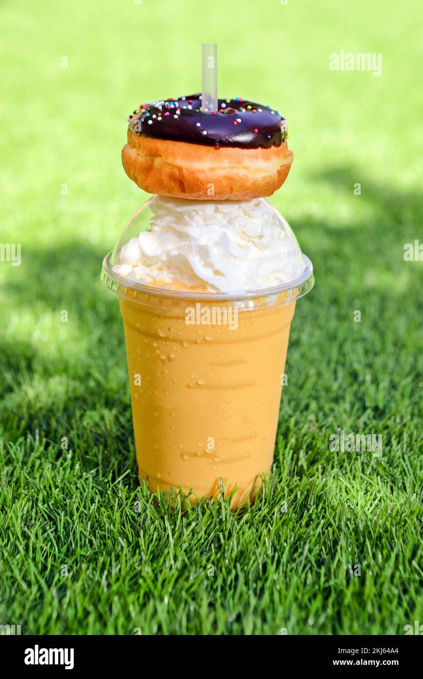 Bilder von Säften und Smoothies mit Donuts Stockfoto
