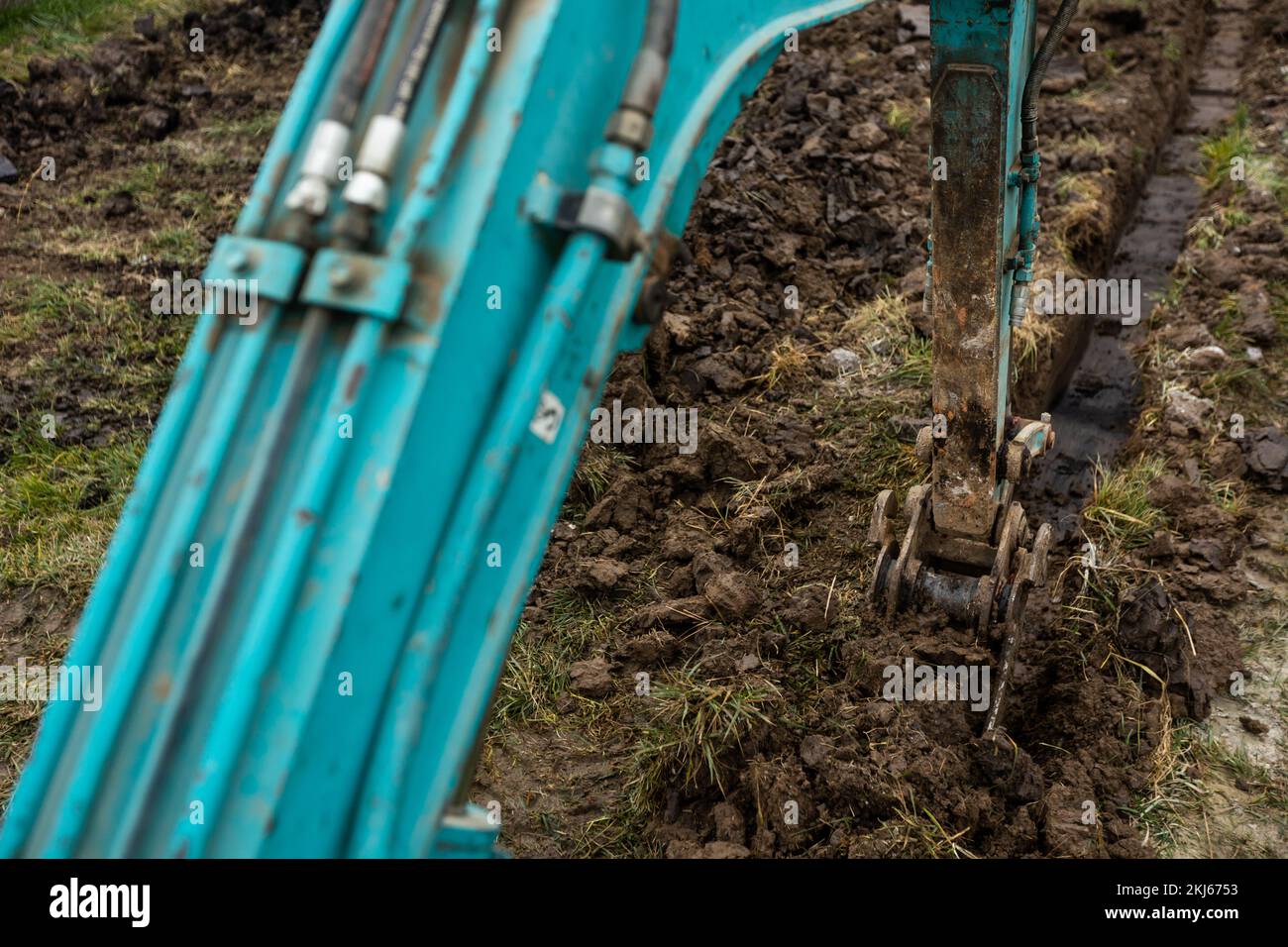 Nahaufnahme eines Baggers oder Grabers beim Graben von Erde oder Lehm, Industriekonzept Stockfoto