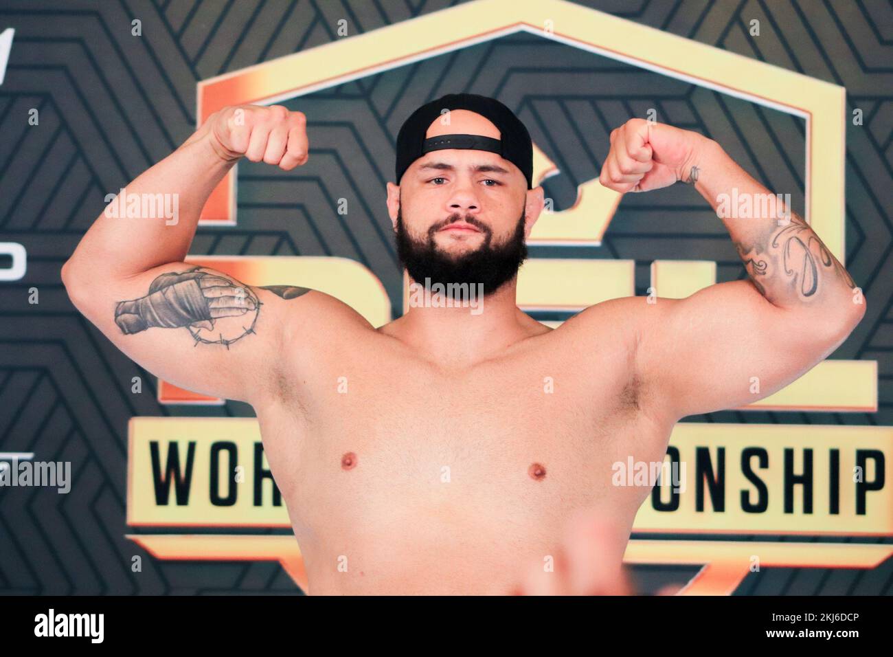 24. November 2022: NEW YORK, NY - 24. NOVEMBER: Matheus Scheffel posiert auf der Waage während der PFL 10: 2022: Gewichtung im Hulu Theater am 24. November 2022 in New York City, New York, USA. (Kreditbild: © Diego Ribas/PX Imagens via ZUMA Press Wire) Stockfoto