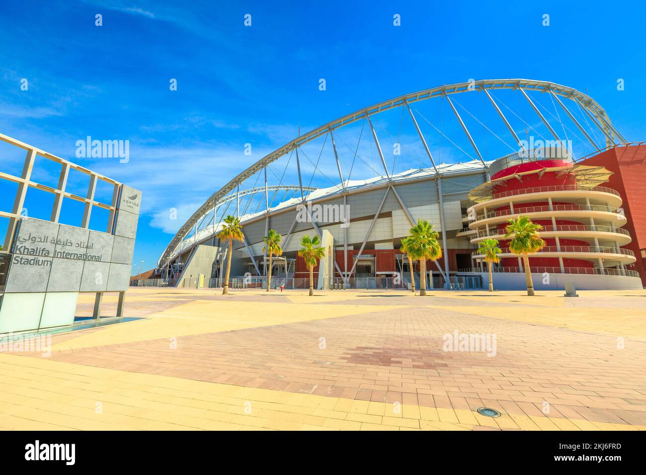 Doha, Katar - 21. Februar 2019: Das Khalifa-Nationalstadion, fertiggestellt und renoviert, komplett mit Klimaanlage bedeckt, ist das Hauptstadion von Katar Stockfoto