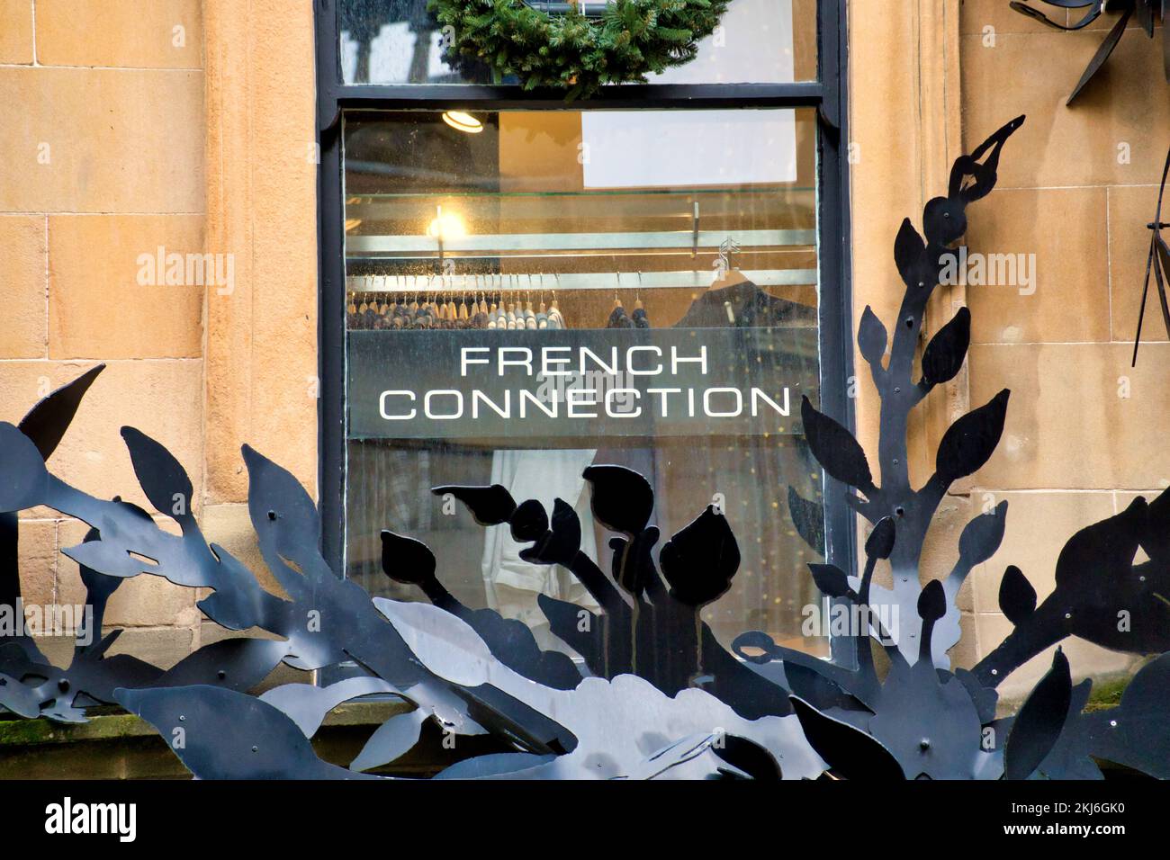 Französisches Verbindungszeichen inwindow of Princes Square Glasgow, Schottland, Großbritannien Stockfoto