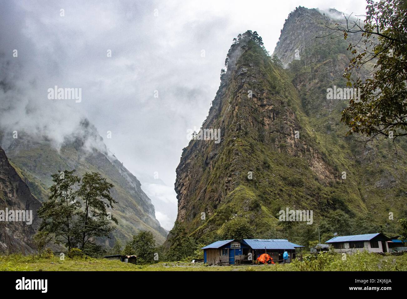Grüne hügelige Landschaft des Manaslu Circuit Trek während Monsun in Nepal Stockfoto