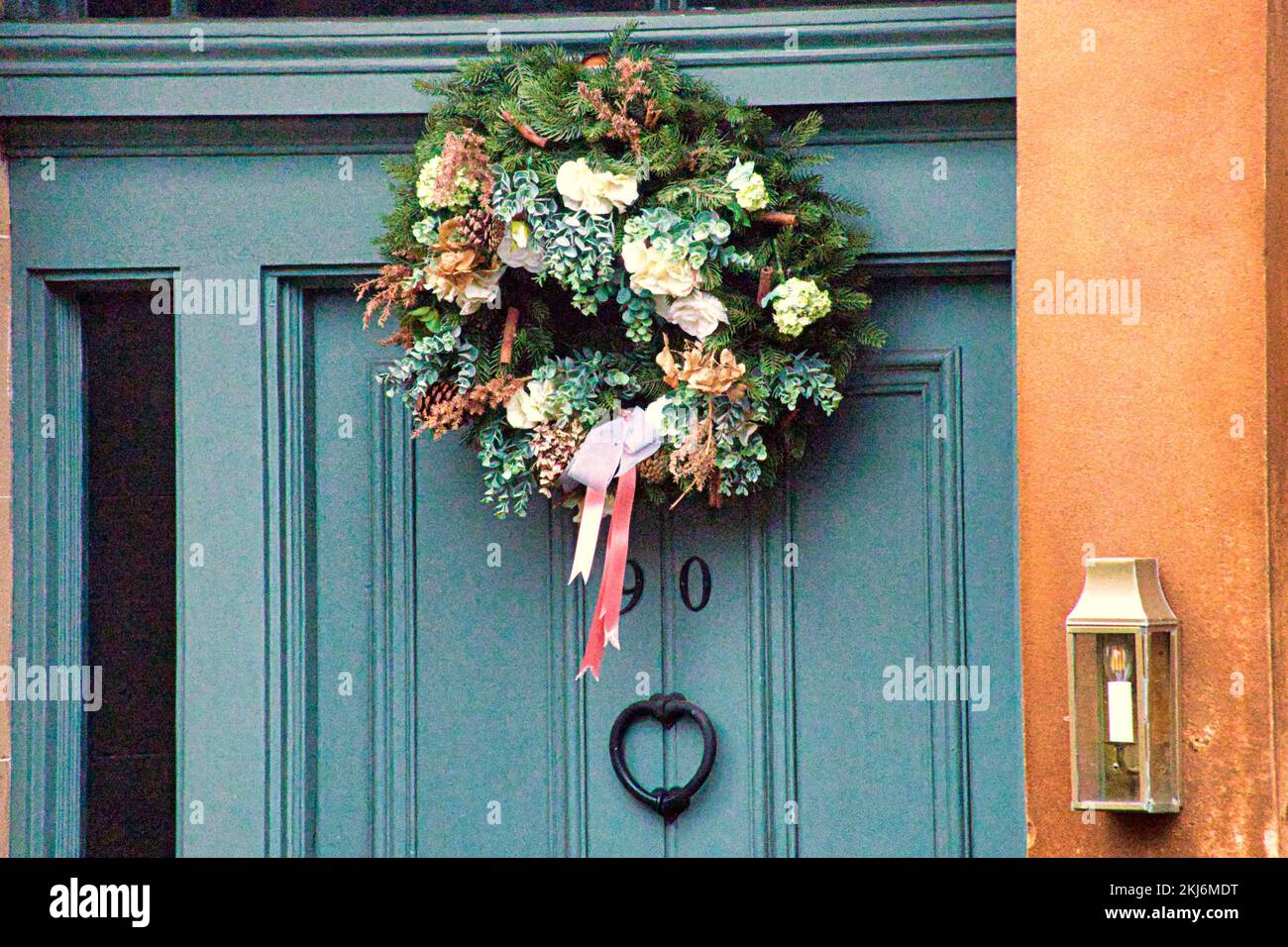 Weihnachtskranz an Tür Stockfoto