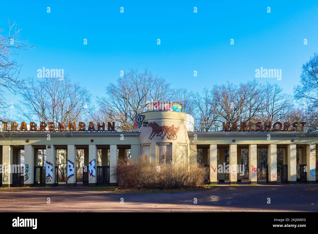 Tor zur Trabrennbahn Karlshorst, Berlin, Deutschland Stockfoto