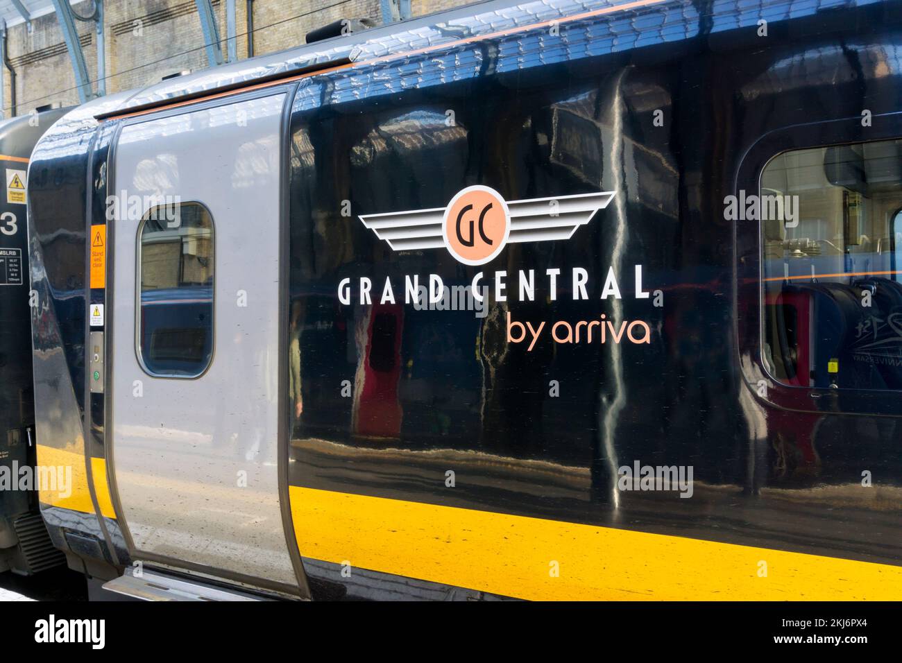 Logo von Grand Central by Arriva auf einem Eisenbahnwagen. Stockfoto