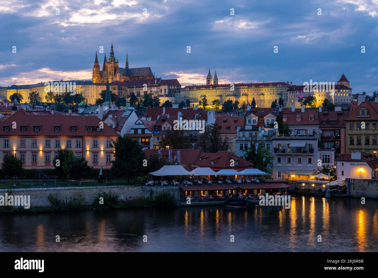 Prag, Tschechische Republik - 4. September 2022: Prager Skyline und Prager Burg bei Sonnenuntergang Stockfoto