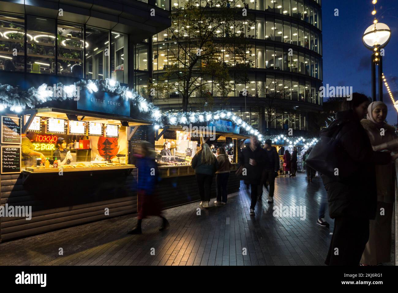 Weihnachtsmarkt am Fluss in London Bridge City. Stockfoto