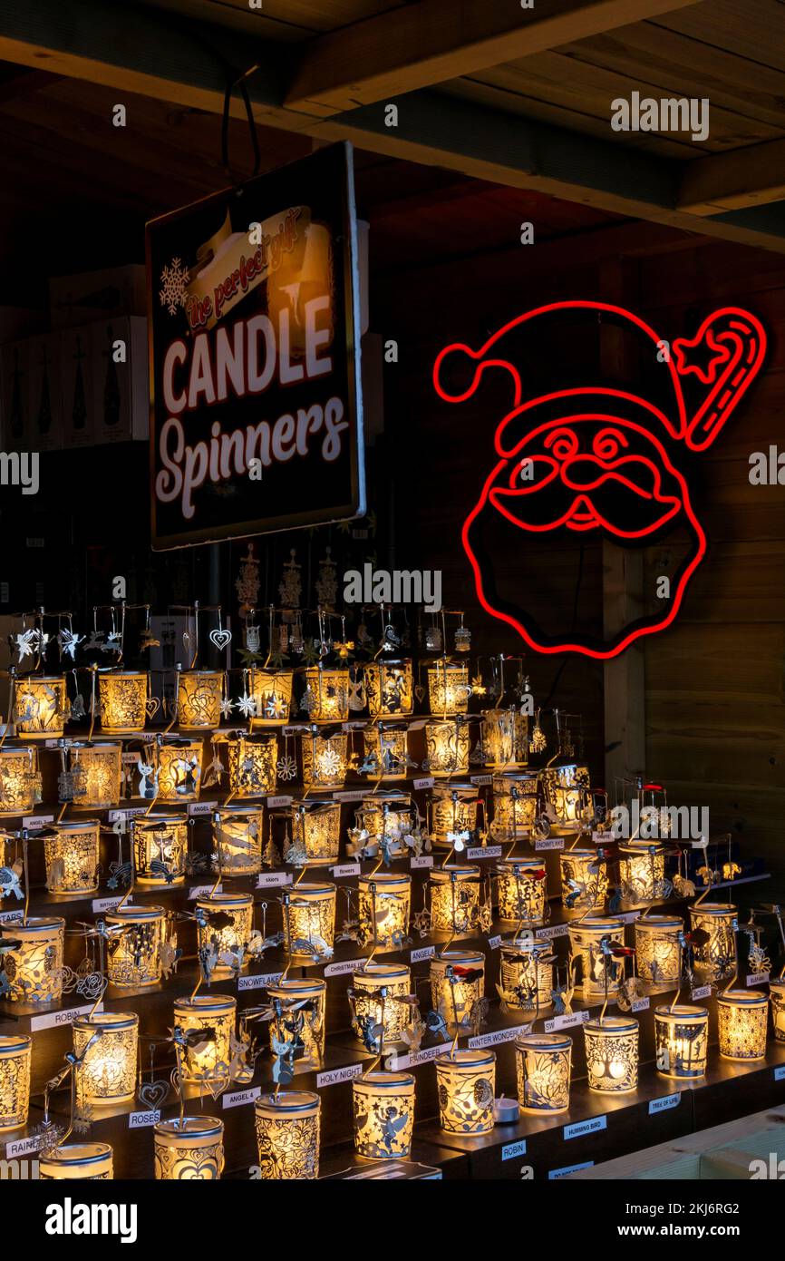 Candle Spinners zum Verkauf auf dem Weihnachtsmarkt am Fluss in London Bridge City. Stockfoto