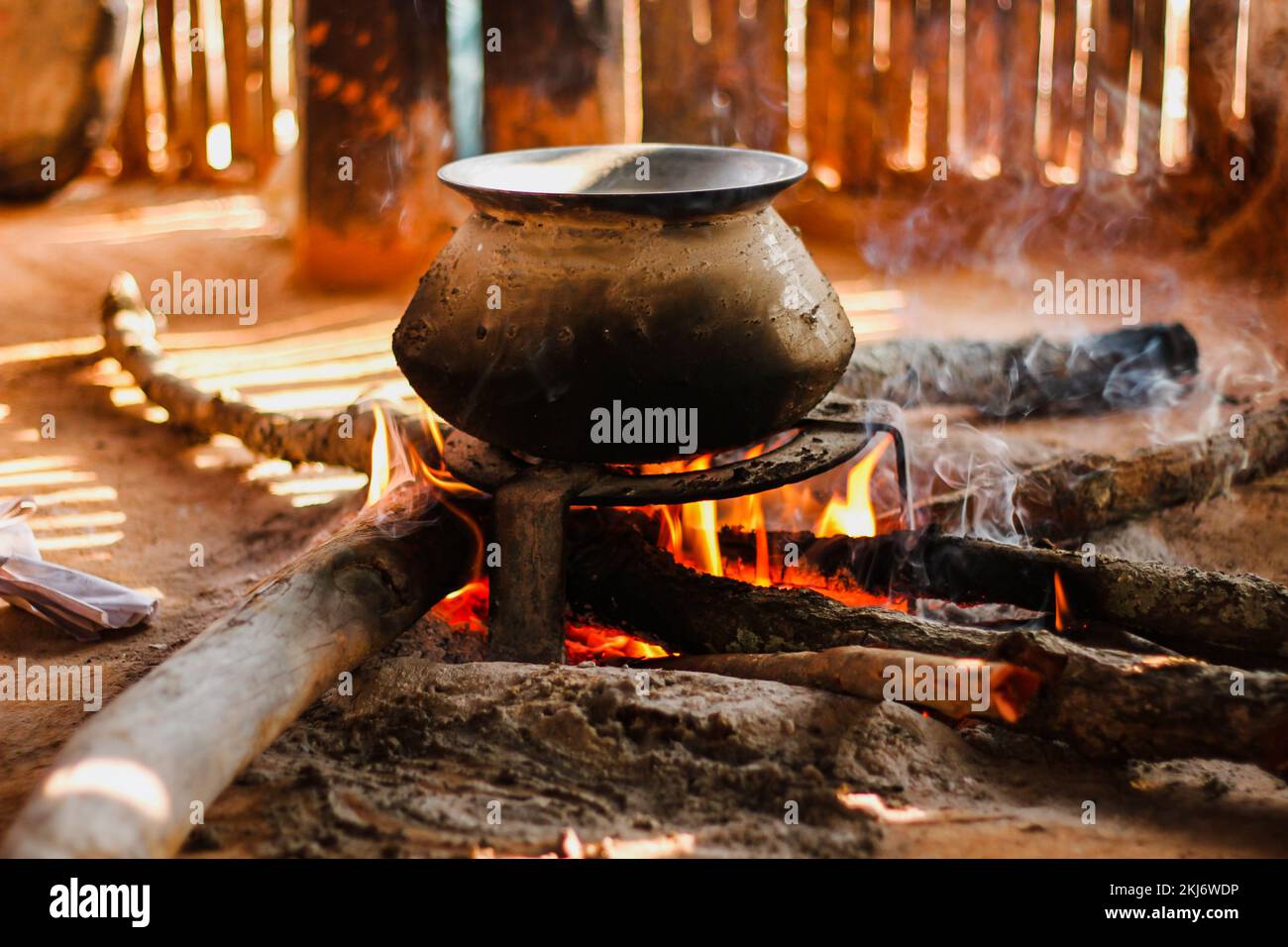 Nepali traditioneller Kochherd mit Kaminholz-Reiskoch Stockfoto