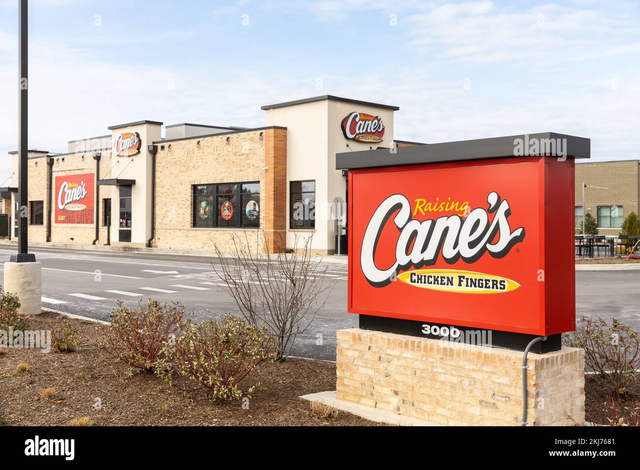 Raising Cane's ist eine amerikanische Fast-Food-Restaurantkette, die sich auf Chicken Fingers spezialisiert hat. Stockfoto