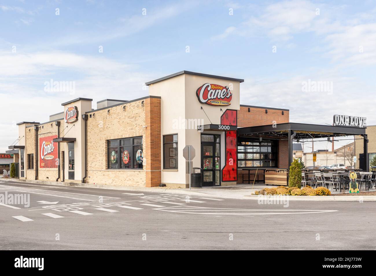 Raising Cane's ist eine amerikanische Fast-Food-Restaurantkette, die sich auf Chicken Fingers spezialisiert hat. Stockfoto