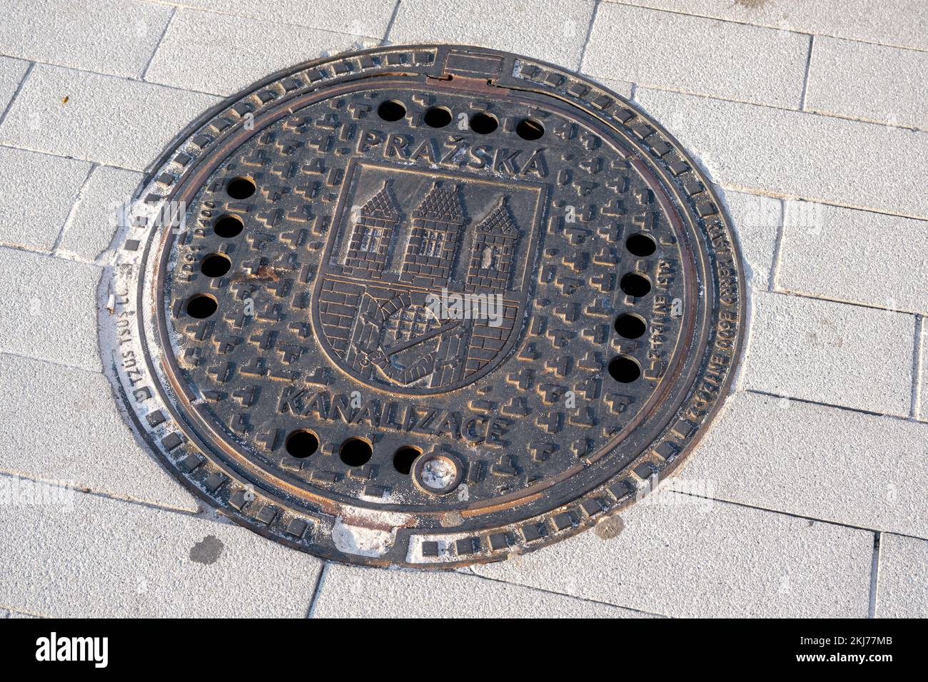 Prag, Tschechische Republik - 4. September 2022: Man-Hole-Cover mit Prager Wappen Stockfoto