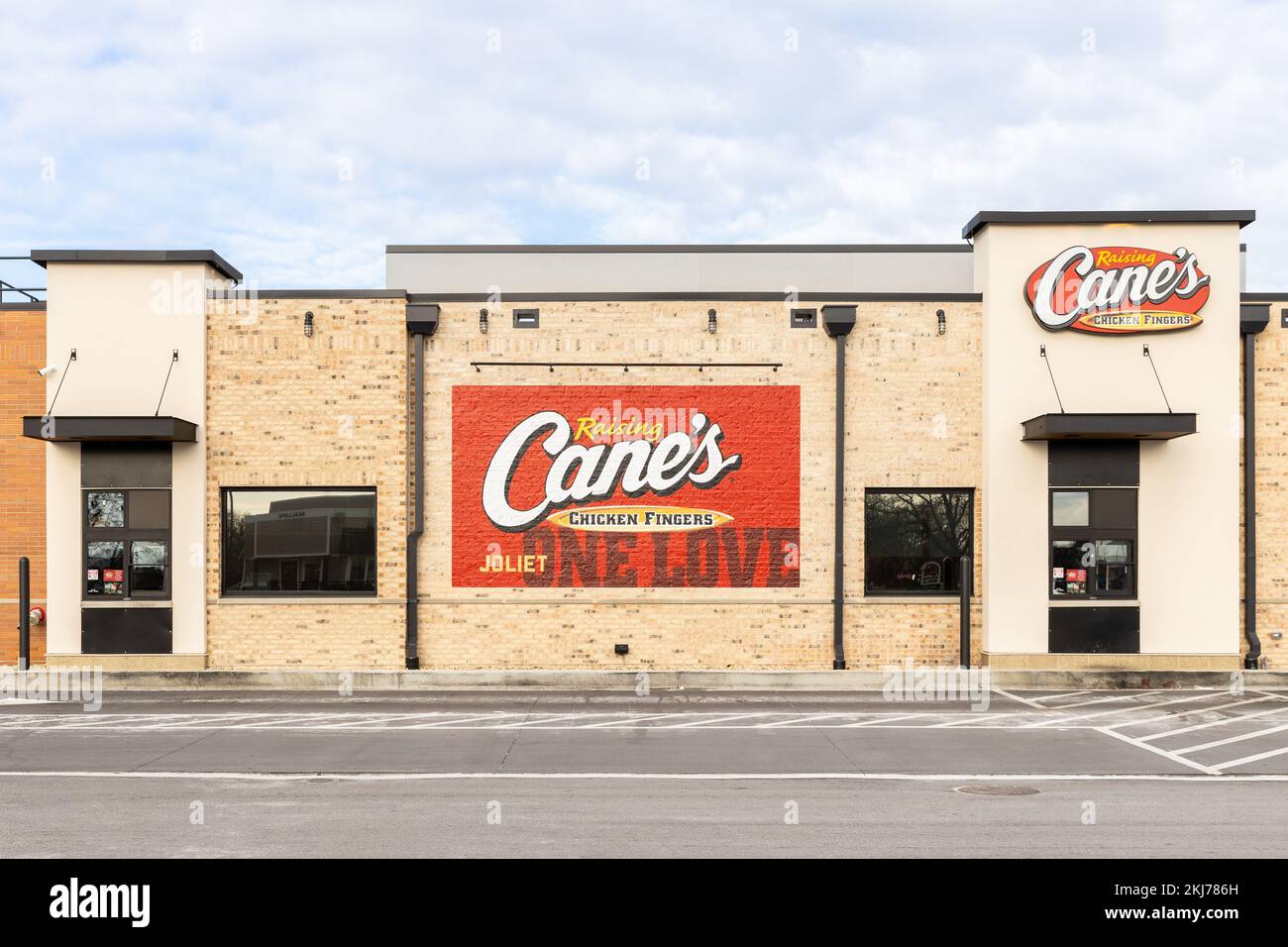 Raising Cane's ist eine amerikanische Fast-Food-Restaurantkette, die sich auf Chicken Fingers spezialisiert hat. Stockfoto