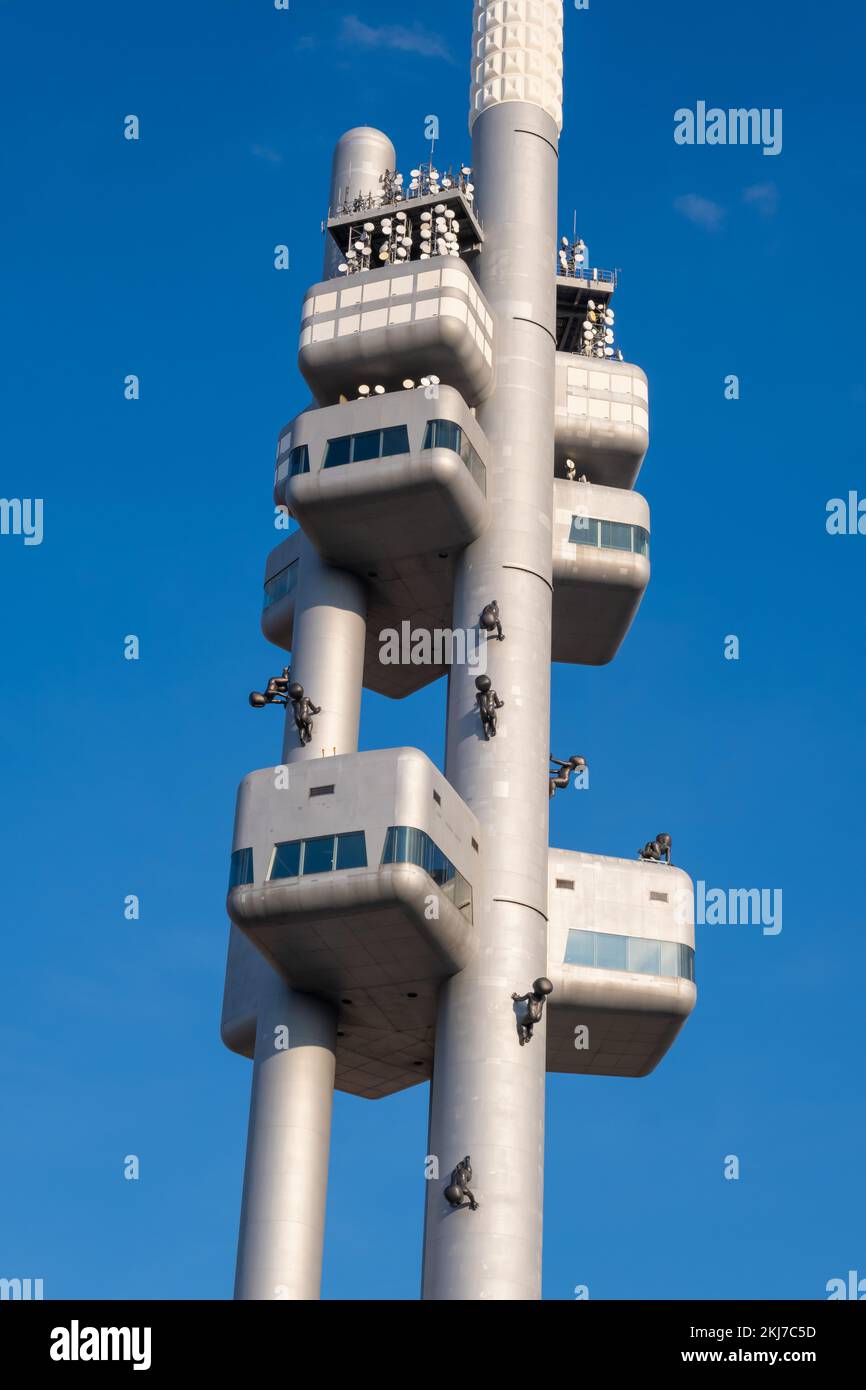 Prag, Tschechische Republik - 5. September 2022: Miminka (Babies) vom Künstler David Cerny, der auf dem Zizkov Fernsehturm krabbelt Stockfoto